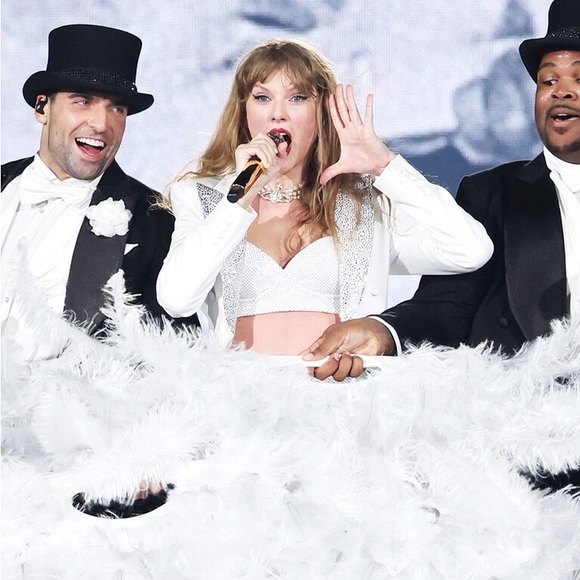 COPY - Vivienne Westwood Three Row Bas Relief Pearl Choker - Picture 4 of 15